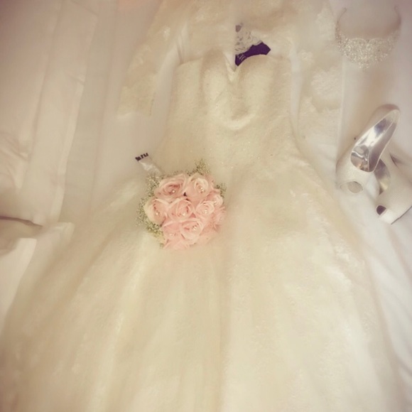 Wedding dress - Picture 2 of 8